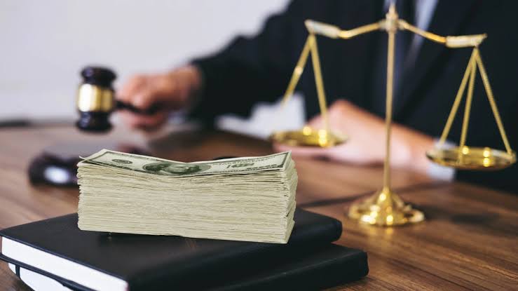 وکیل پروندههای مالی